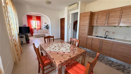 Villa a Pochi Passi, Completa di Tutti i Servizi. Buono Stato.